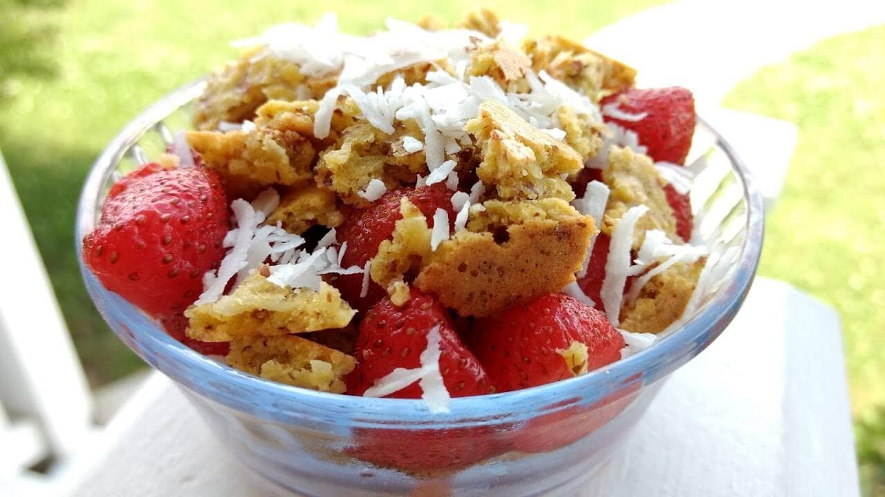 yummy low carb crisp with strawberries
