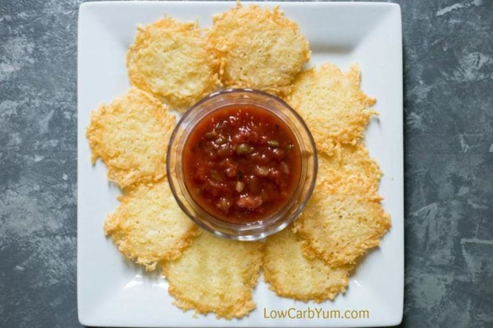 nærbillede af parmesanchips som en crunchy keto snack med salsa i midten