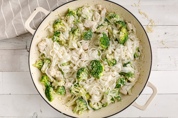 low carb chicken alfredo and broccoli in bowl