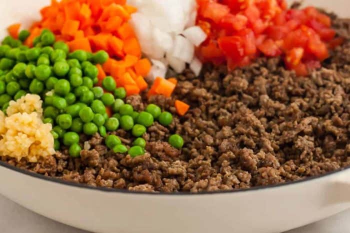 pan containing ground beef and a lot of vegetables