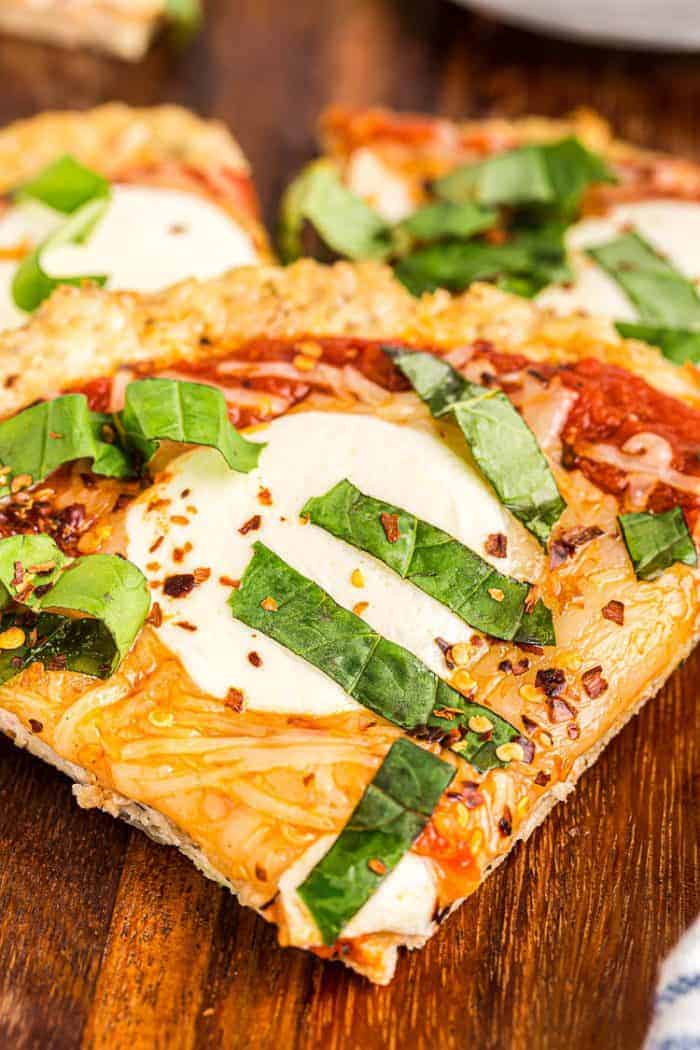 https://forgetsugarfriday.com/wp-content/uploads/2021/04/keto-chicken-crust-pizza-end-1.jpg